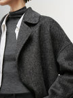 Manteau mi-long gris foncé à simple boutonnage avec ceinture