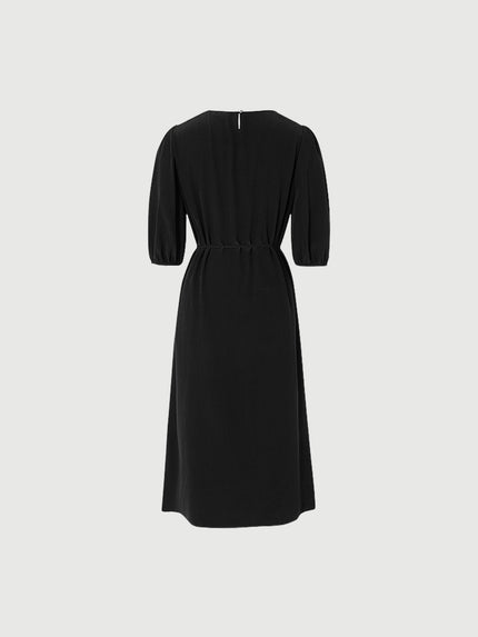 Robe noire en soie à manches bouffantes et col bateau