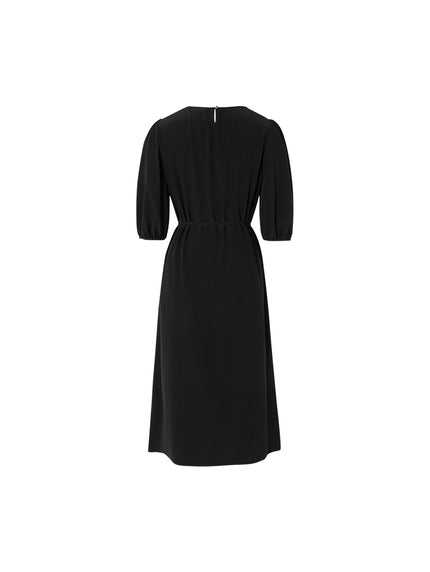 Robe noire en soie à manches bouffantes et col bateau