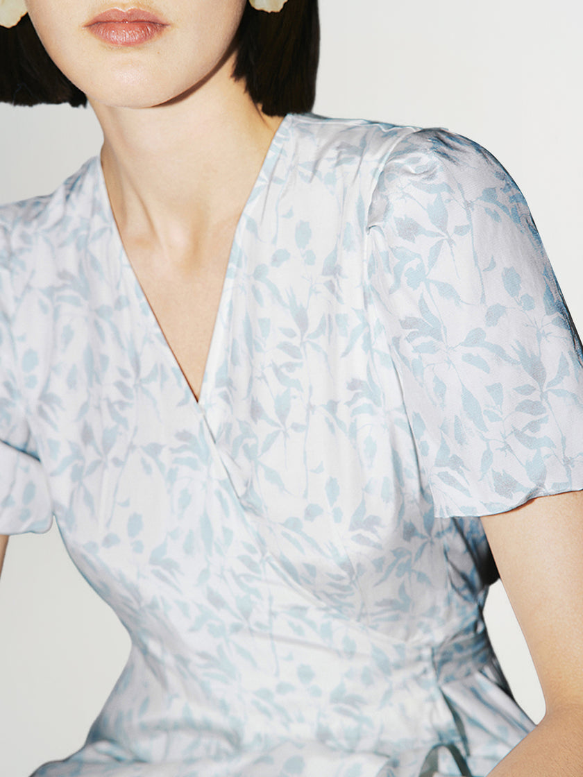 Robe légère bleue à imprimé floral, col V, manches bouffantes et coupe croisée