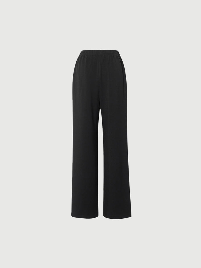 Pantalon noir légèrement évasé