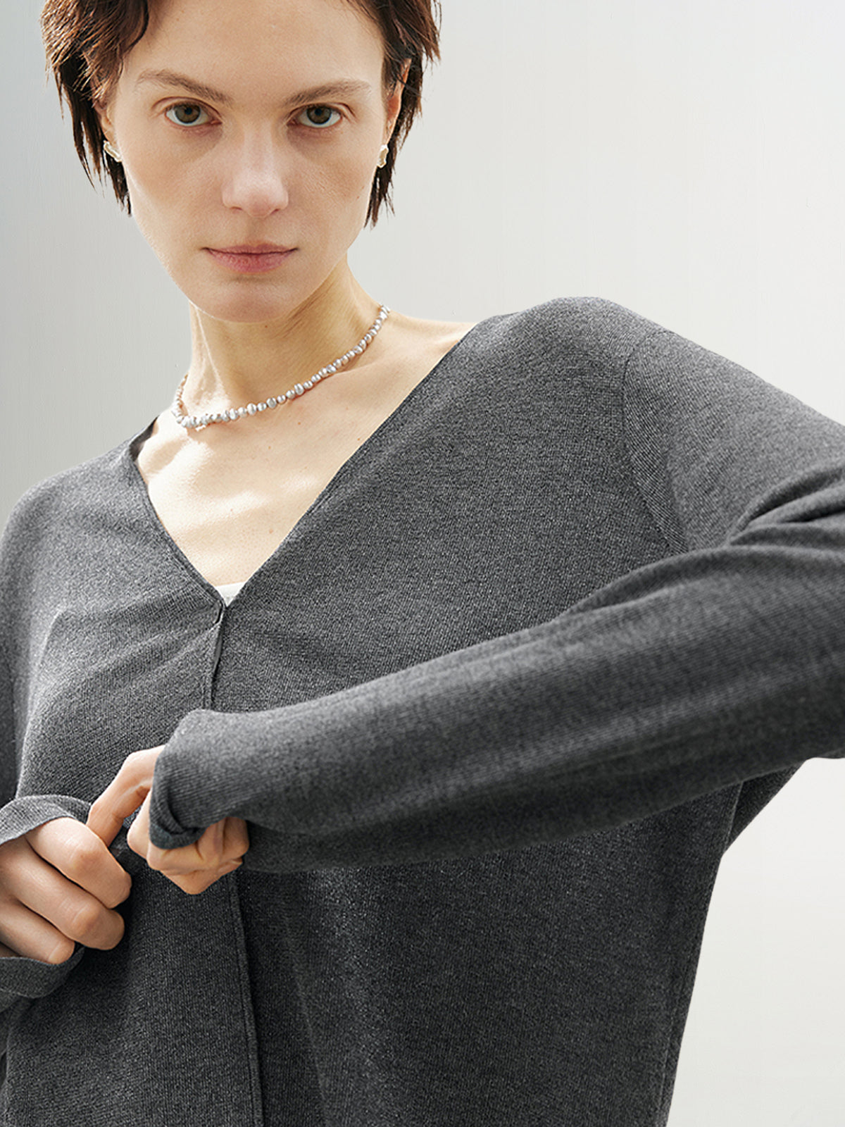Pull tricoté à col en V gris