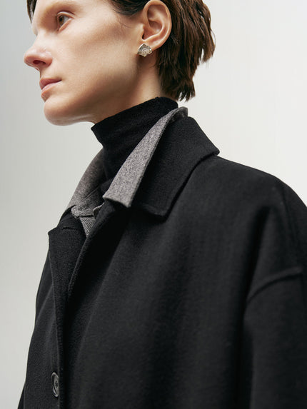 Manteau noir en laine à col droit, coupe droite et boutons