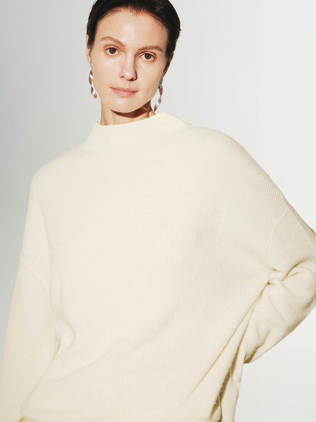 White raw velvet sweater, round neck, long sleeves, 100% cashmere