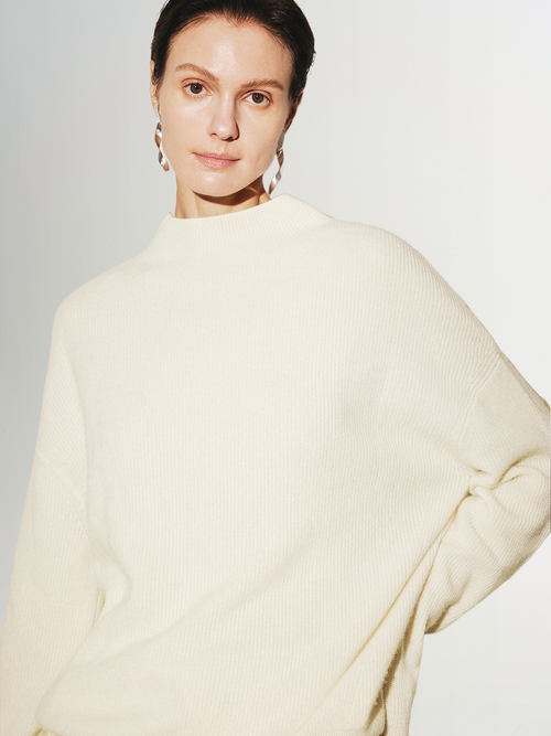 Load image 1 in gallery view. White raw velvet sweater, round neck, long sleeves, 100% cashmere