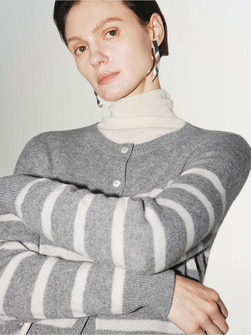Light gray striped cashmere cardigan with round neck and long sleeves