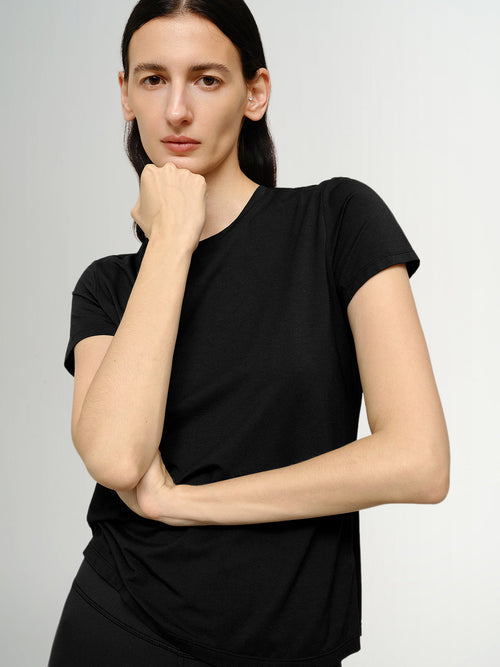 Carica immagine 1 in visualizzazione galleria. Yoga Performance T-shirt