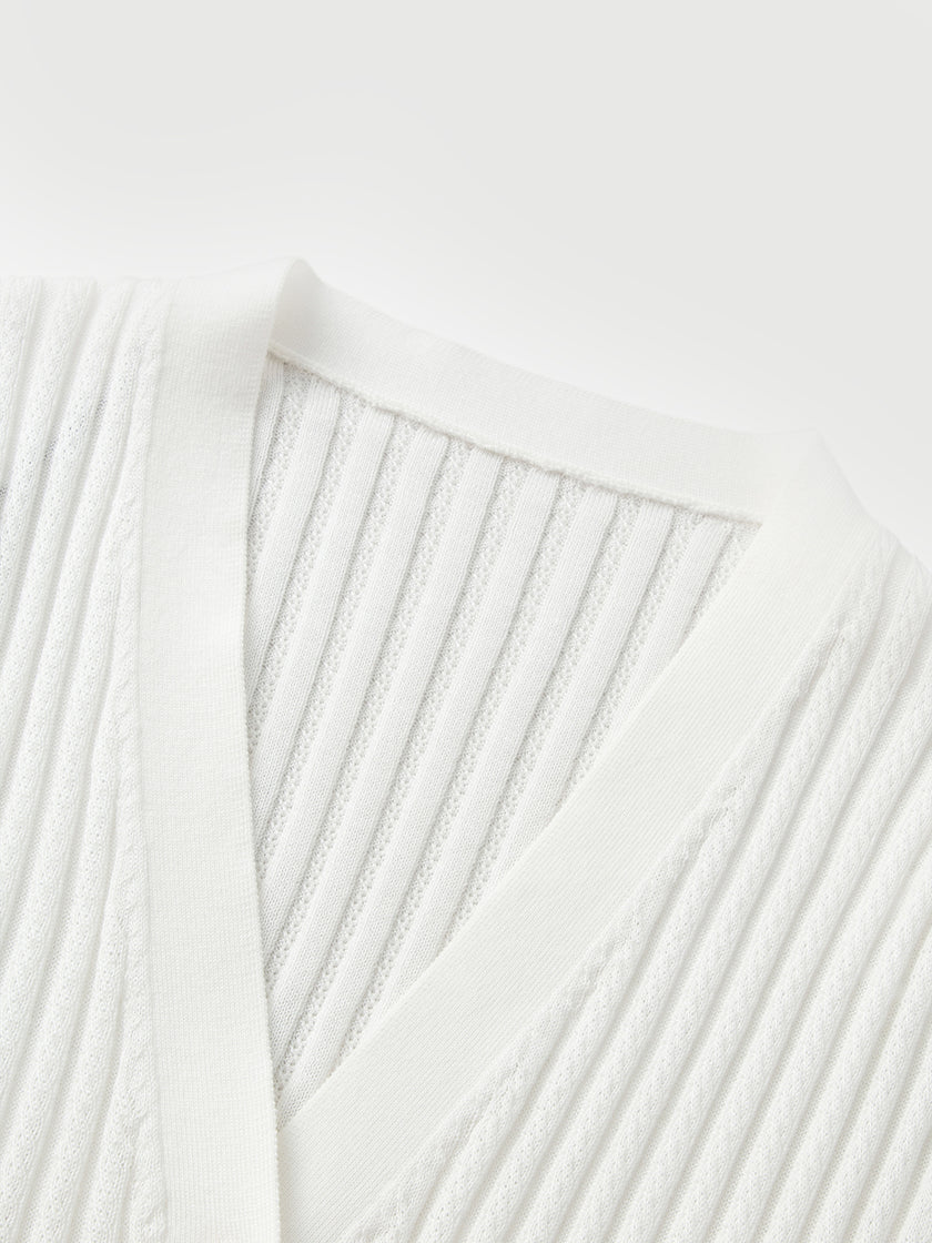 White lyocell knit top, V-neck, half-long sleeves