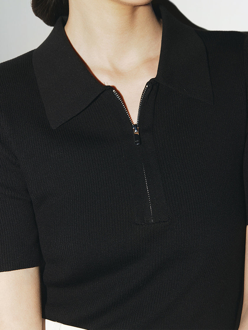 Top tricoté noir à col polo zippé, manches courtes