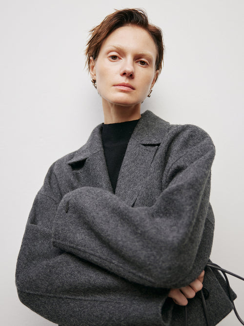 Charger l'image 1 dans la galerie. Women's Extreme Gray Notch Lapel Double Breasted Wool Short Coat