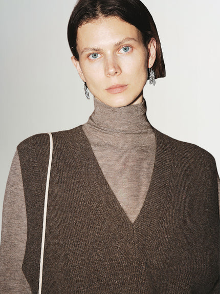 Sleeveless V-neck wool top