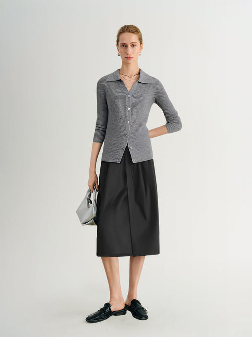 Charger l'image 1 dans la galerie. Woman wearing a gray checkered shirt and black skirt on a white background