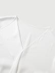 Chemise blanche à col en V et manches longues en soie