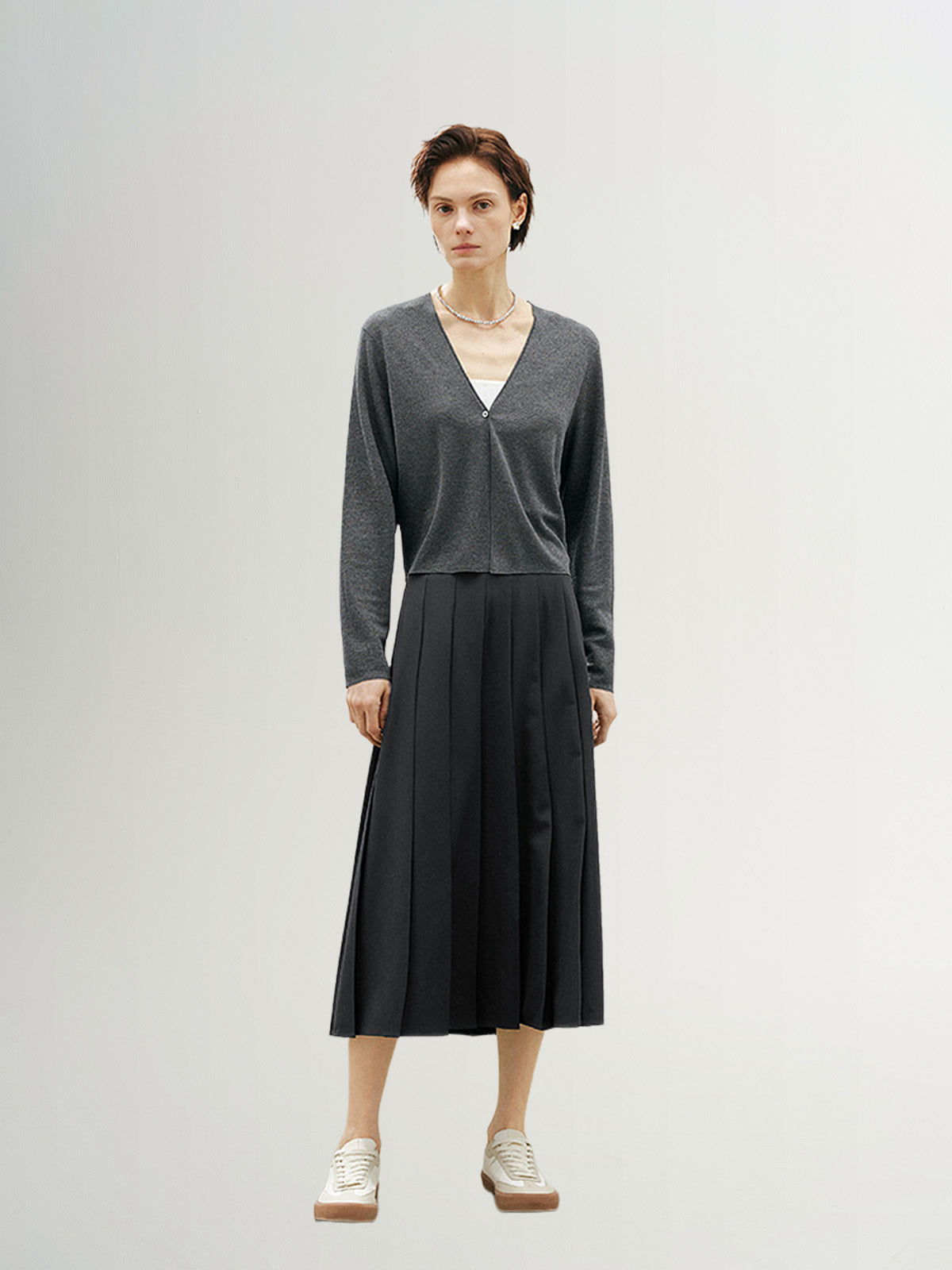 Pull tricoté à col en V gris