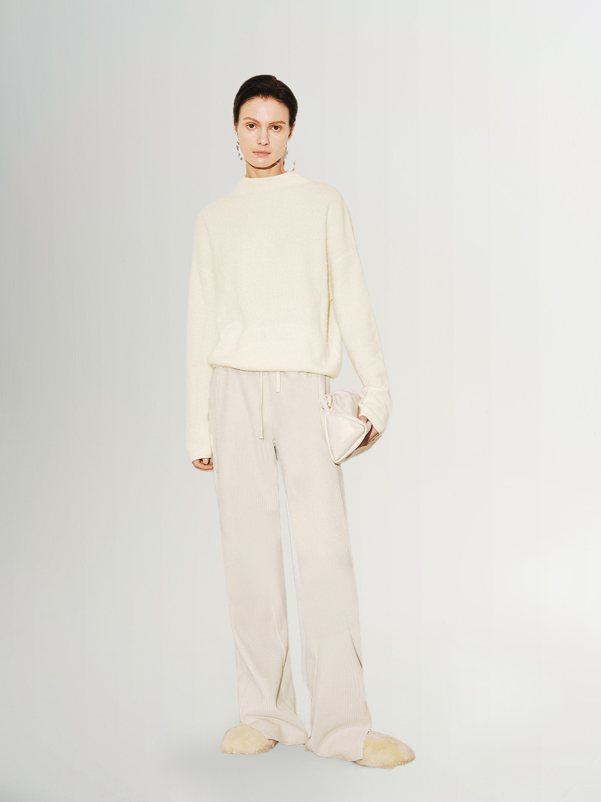 White raw velvet sweater, round neck, long sleeves, 100% cashmere