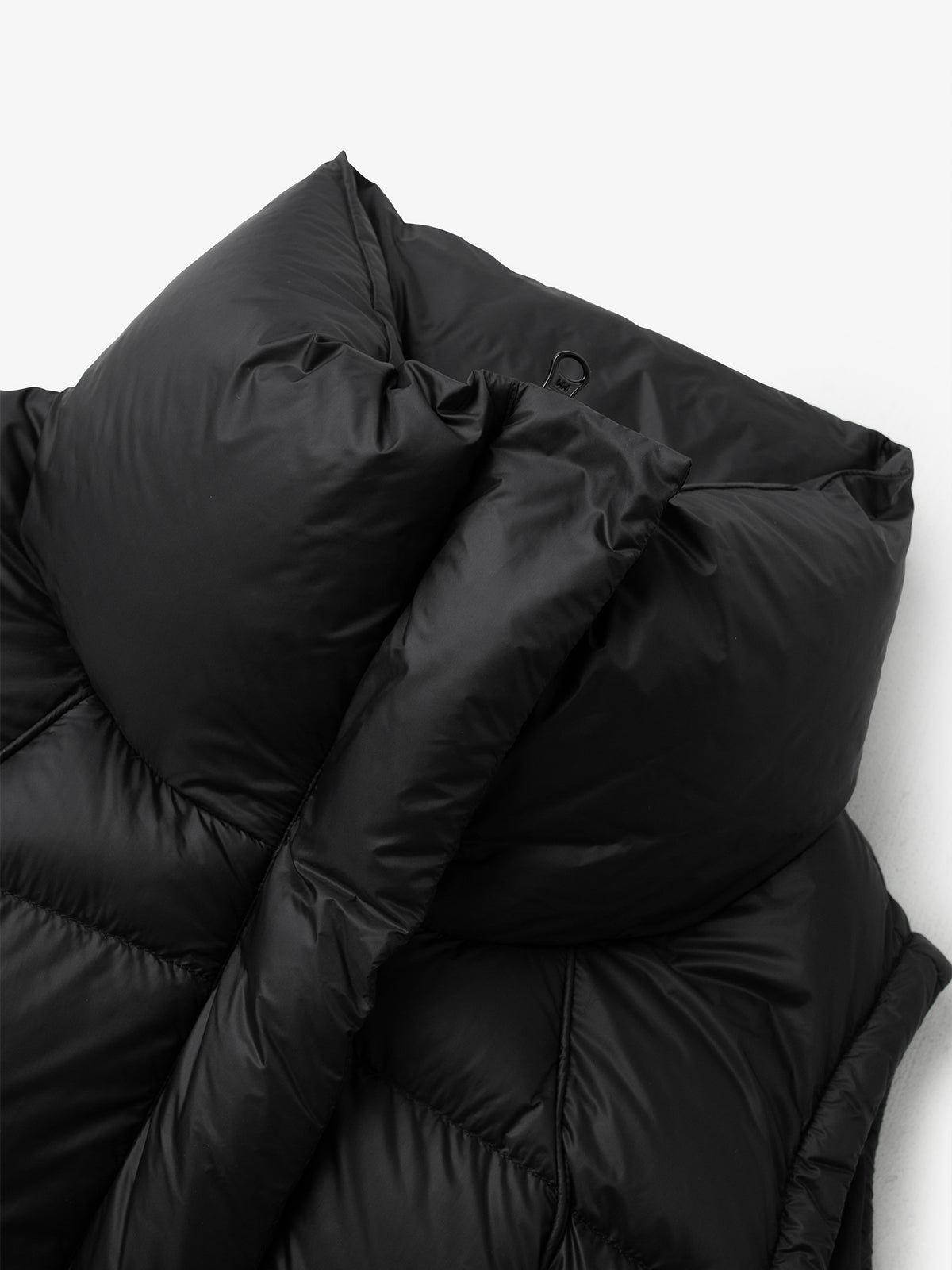 Veste sans manches noire à col montant en duvet