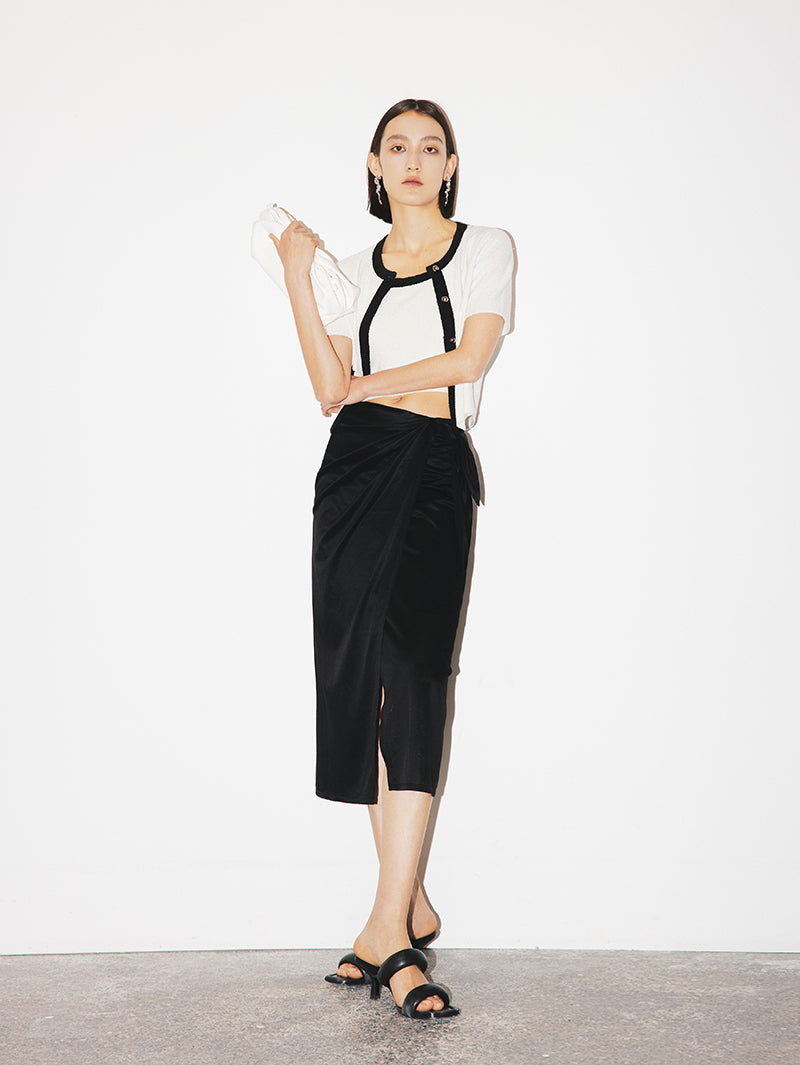 Women's White and Black Round Neck Short Sleeves Knit Top