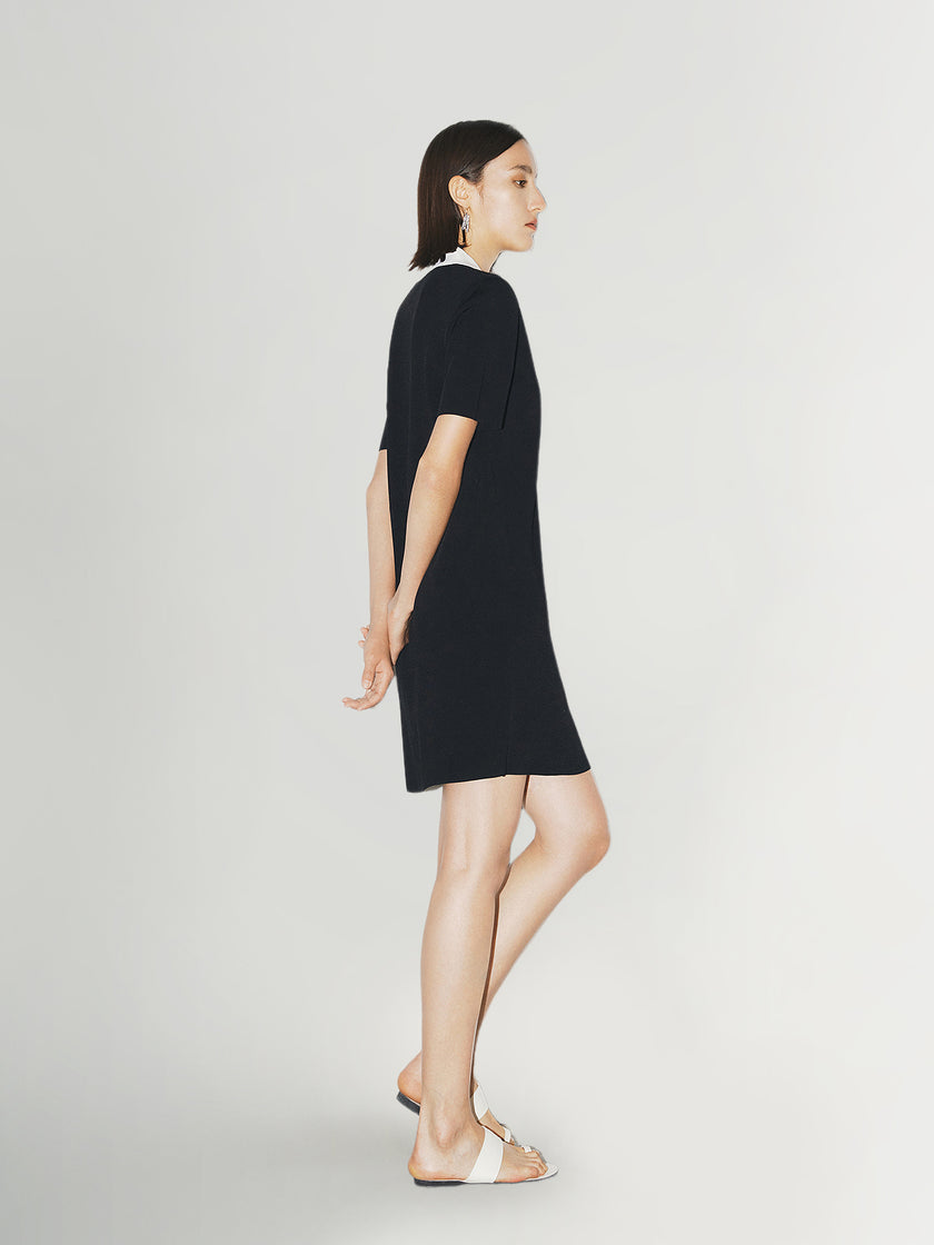 Robe noire à col blanc