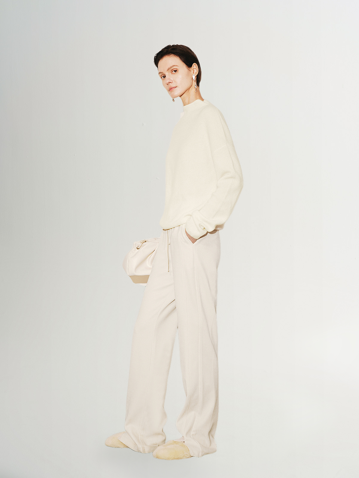 White raw velvet sweater, round neck, long sleeves, 100% cashmere