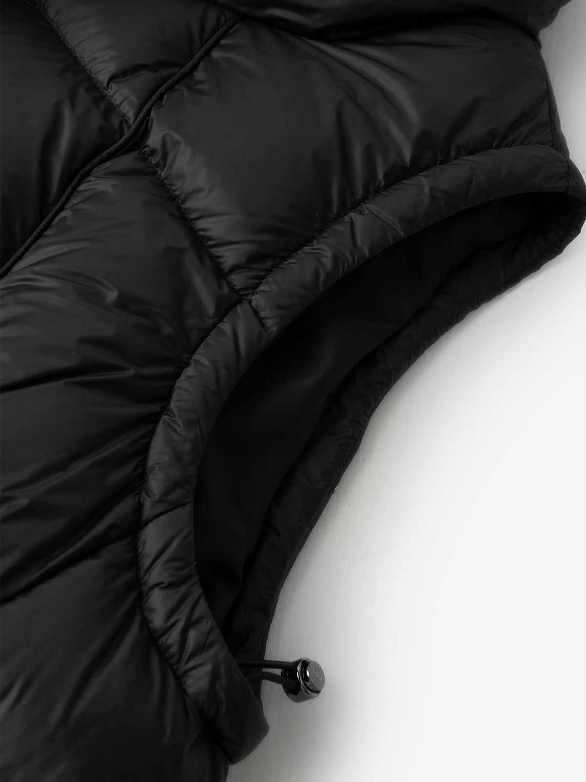 Veste sans manches noire à col montant en duvet