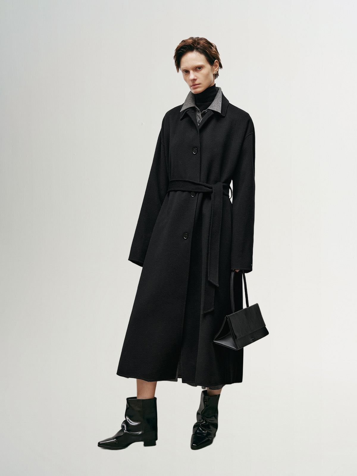Manteau noir en laine à col droit, coupe droite et boutons