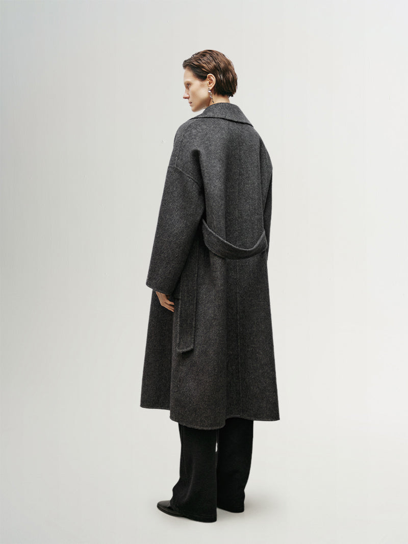 Manteau mi-long gris foncé à simple boutonnage avec ceinture