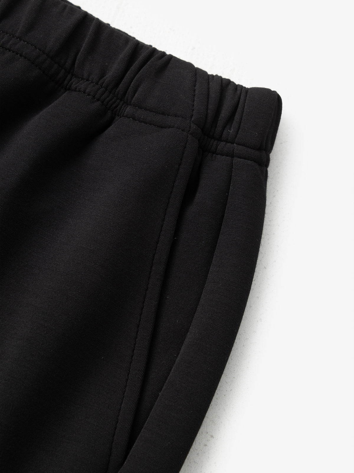 Pantalon noir légèrement évasé