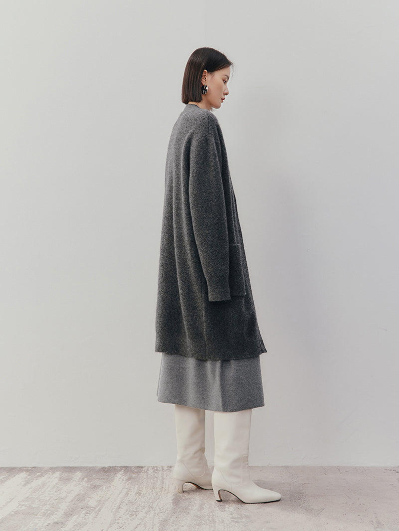 Cardigan en laine de mouton gris foncé à manches bouffantes et col V