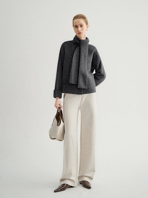 Charger l'image 1 dans la galerie. Woman wearing a dark gray jacket and light beige pants on a white background