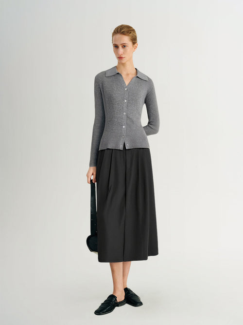 Charger l'image 1 dans la galerie. Woman wearing a gray checkered shirt and black skirt on a white background