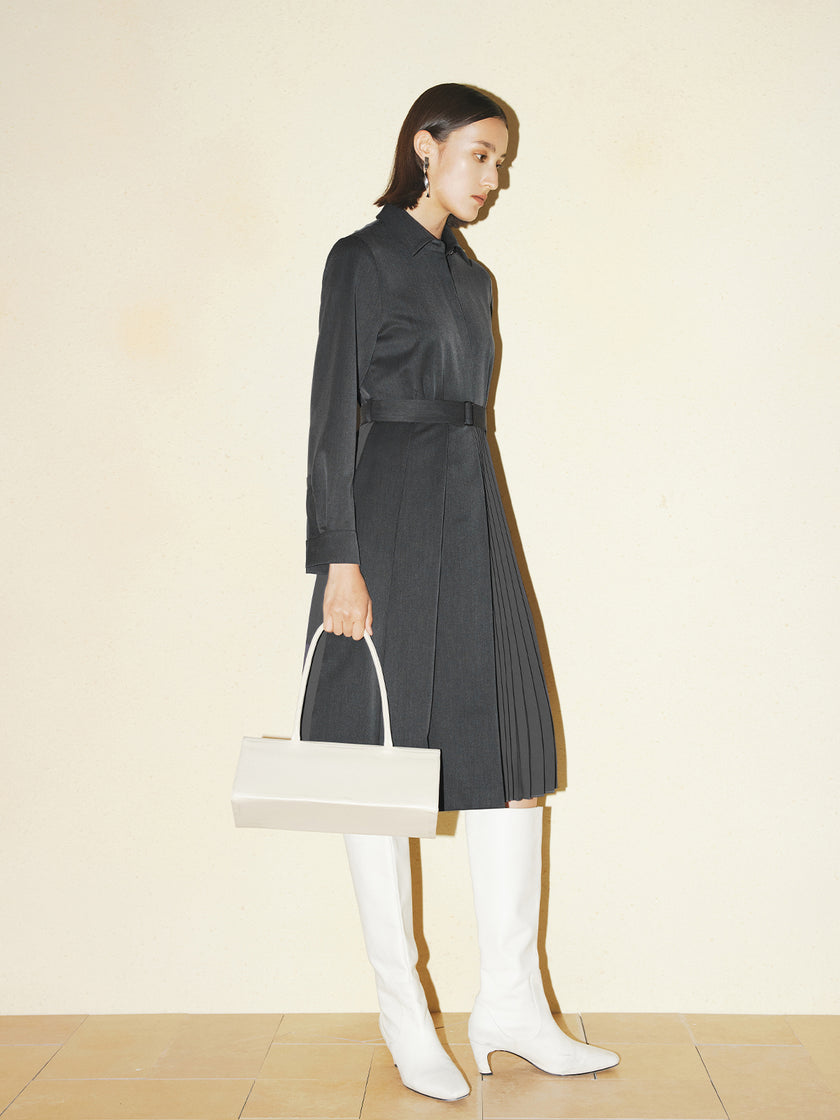 Robe plissée à col classique gris avec manches longues et ceinture