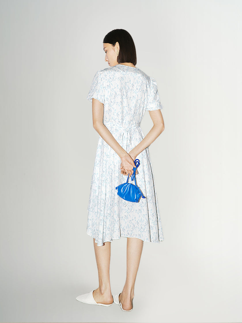 Robe légère bleue à imprimé floral, col V, manches bouffantes et coupe croisée