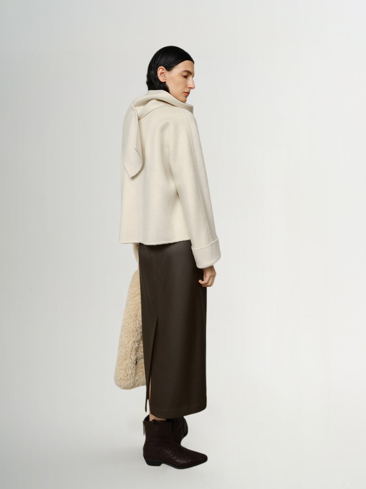 Manteau d'hiver beige clair à manches longues en laine avec écharpe