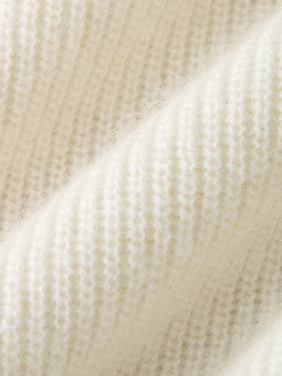 White raw velvet sweater, round neck, long sleeves, 100% cashmere