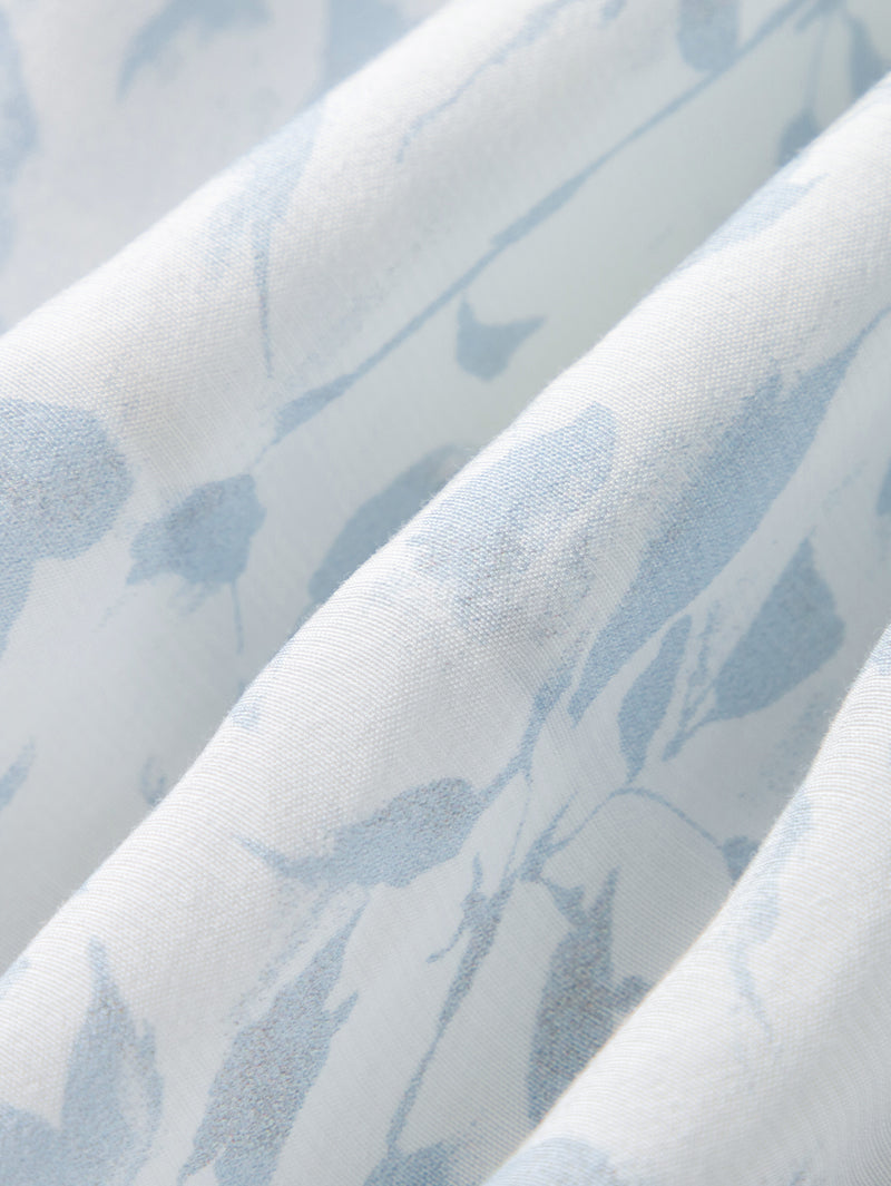 Robe légère bleue à imprimé floral, col V, manches bouffantes et coupe croisée