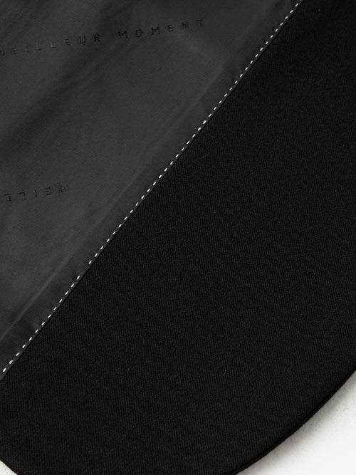 Charger l'image 1 dans la galerie. Blazer noir à revers pointe et manches longues