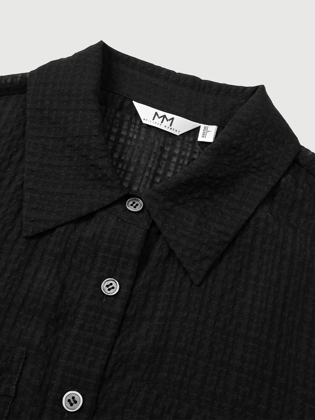 Chemise noire à rayures fines, manches longues