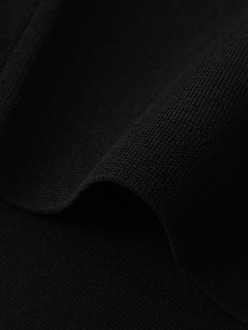 Robe noire à col blanc