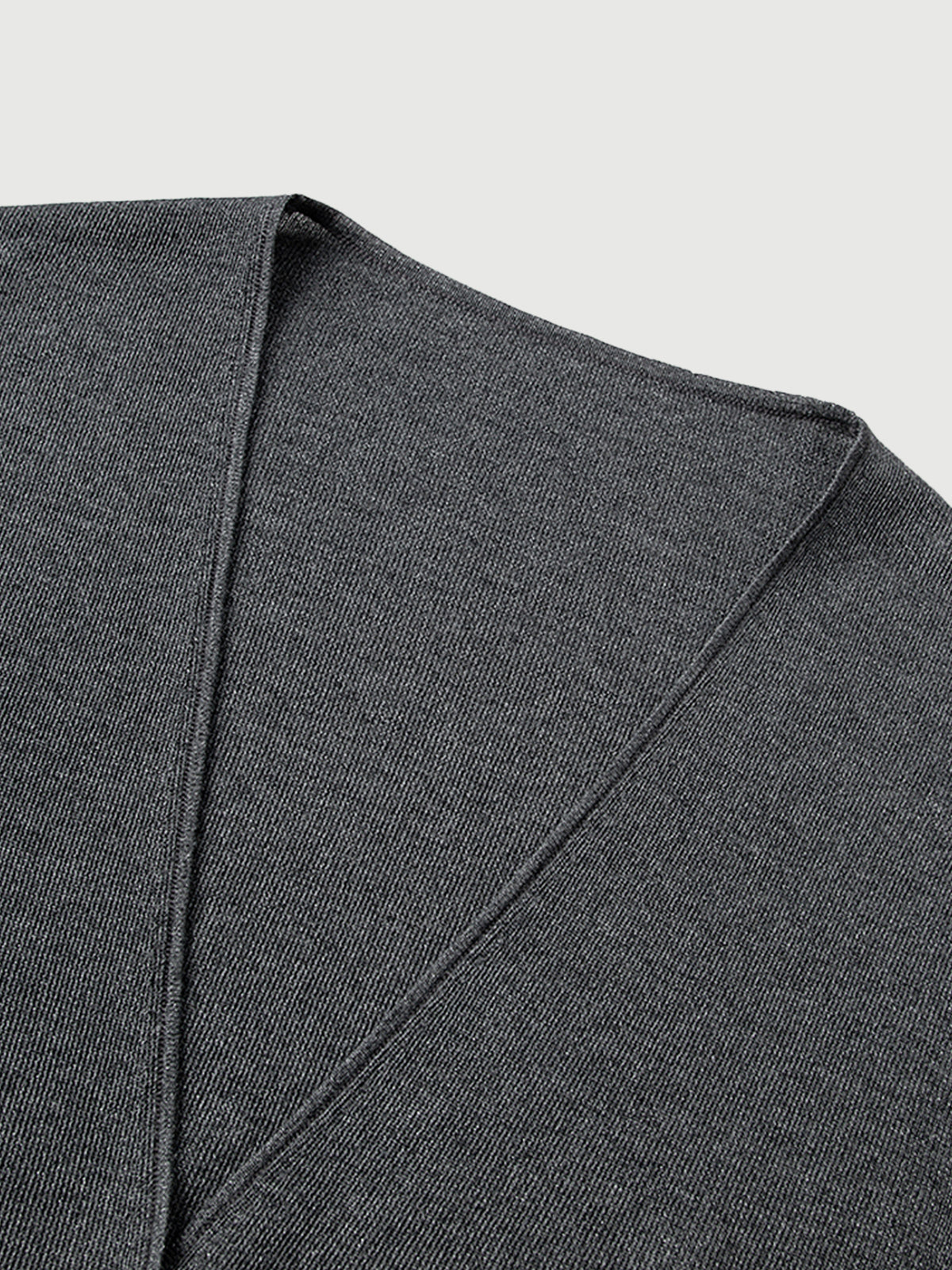 Pull tricoté à col en V gris