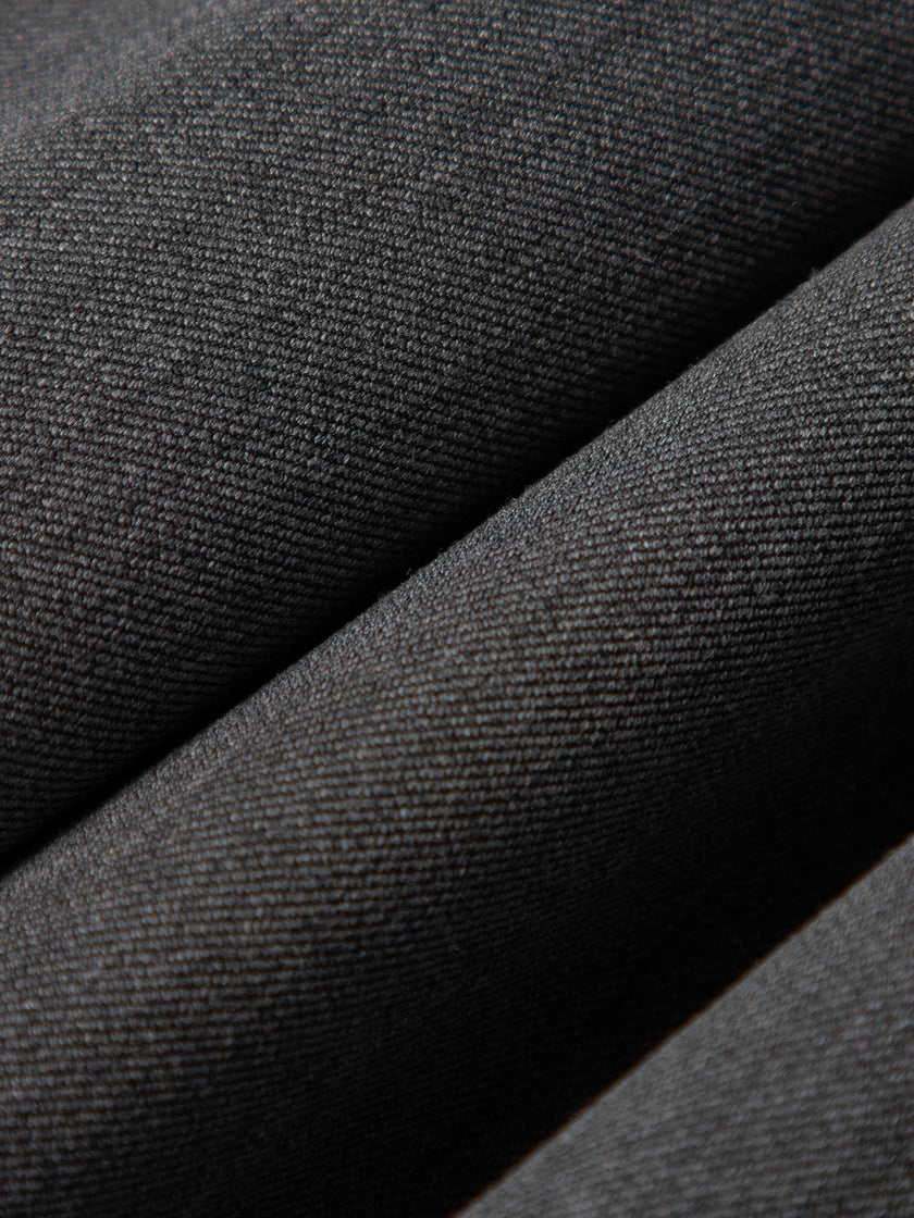 Robe plissée à col classique gris avec manches longues et ceinture