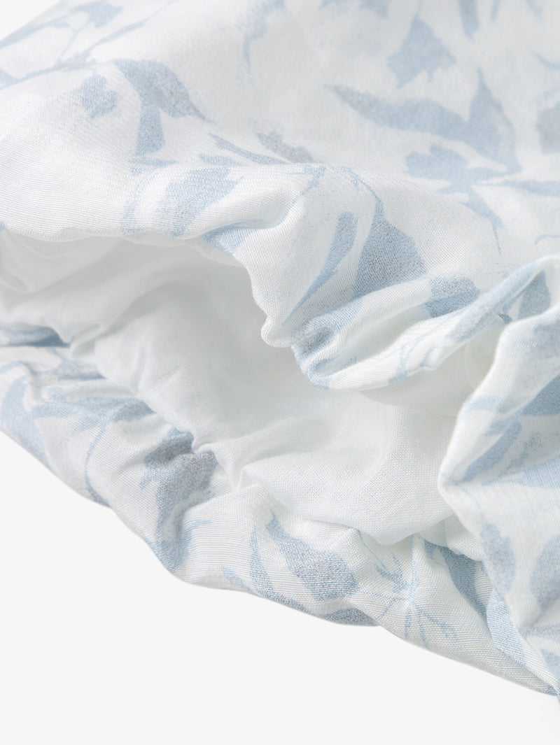 Robe légère bleue à imprimé floral, col V, manches bouffantes et coupe croisée