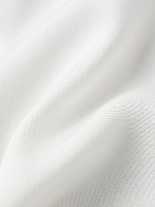 Charger l'image 1 dans la galerie. Chemise blanche à col en V et manches longues en soie