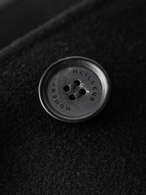 Charger l'image 1 dans la galerie. Manteau noir en laine à col droit, coupe droite et boutons