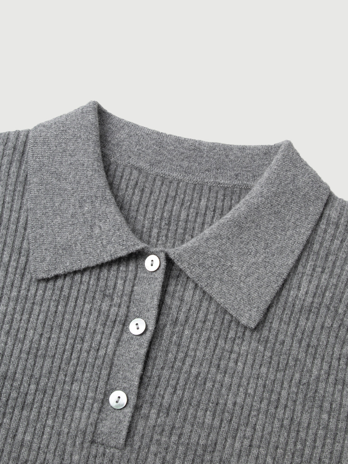 Pull en cachemire à col polo et manches longues gris fumé