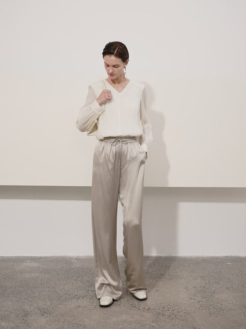 Charger l'image 1 dans la galerie. Women's White V Neck Pleat Deisgn Long Sleeve Blouse