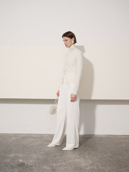 Carica immagine 1 in visualizzazione galleria. Women's White V Neck Knit Cashmere Cardigan