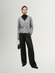 Cardigan gris à col en V et boutons en cachemire