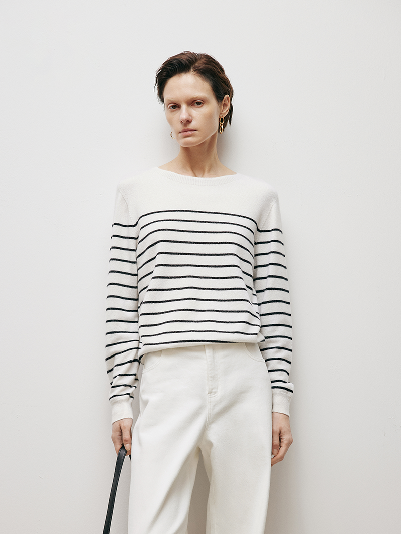 White cashmere sweater with round neck, striped