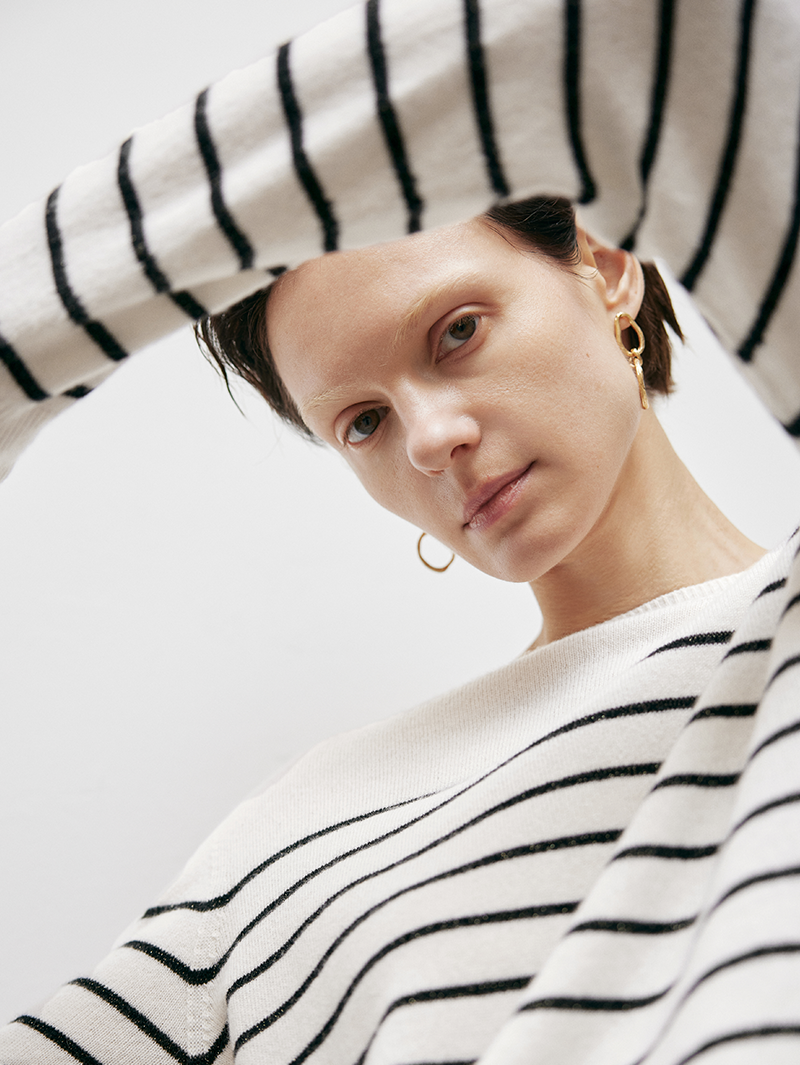 White cashmere sweater with round neck, striped