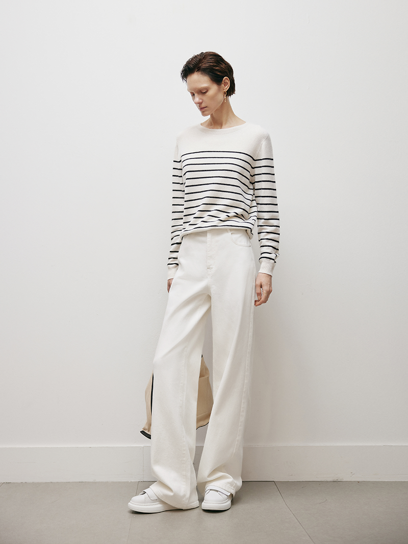 White cashmere sweater with round neck, striped